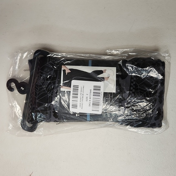 ❤️NWT VINTAGE TORRID POCKET CROP LEGGING - HALLOWEEN BATS PUMPKIN WEB PLUS SIZE - Picture 8 of 16